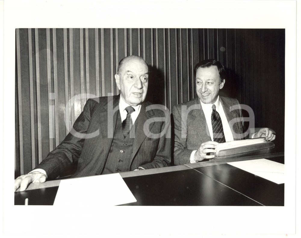 1985 ca CONFINDUSTRIA Bruno VISENTINI con Mario USELLINI durante conferenza Fotografia di agenzia. CONDIZIONI: GFORMATO: 25x20 cm  originale e autentica 1