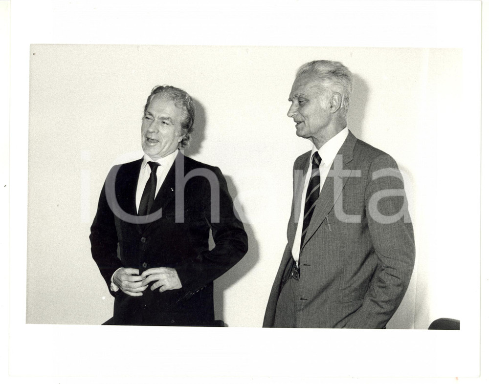 1985 ca POLITICA - PSI Giorgio STEHLER scherza con Antonio GIOLITTI - Foto 25x20