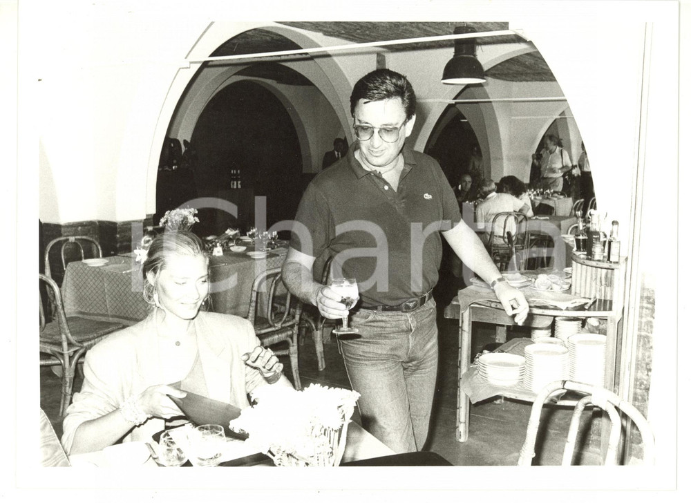 1985 ca CINEMA L'attrice Isabel RUSSINOVA a cena *Fotografia 25x20 cm