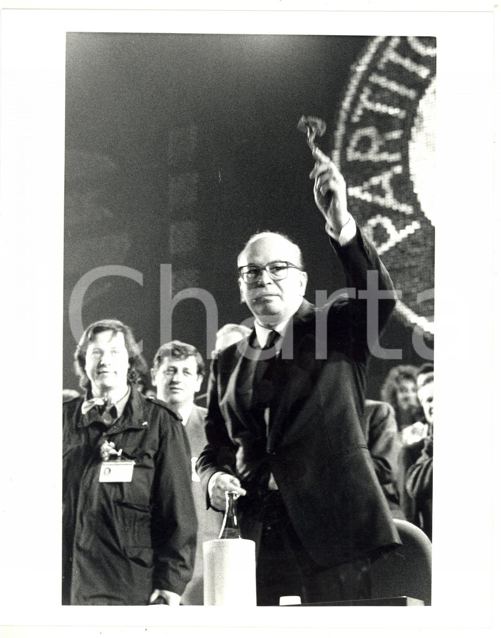 1987 RIMINI 44° Congresso PSI - Bettino CRAXI mostra garofano rosso *Foto 20x25