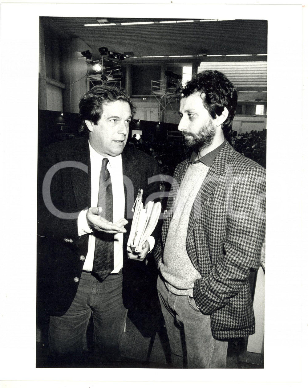 1985 ca ROMA Michele SERRA a colloquio con Giovanni MINOLI *Foto VINTAGE 20x25