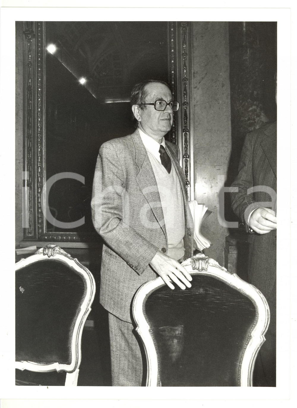 1985 ca MILANO Circolo della Stampa - Ritratto giornalista Lamberto SECHI (2)