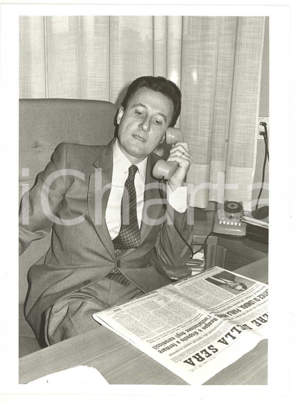 1985 ca MILANO Angelo PROVASOLI al telefono *Foto VINTAGE 18x24 cm