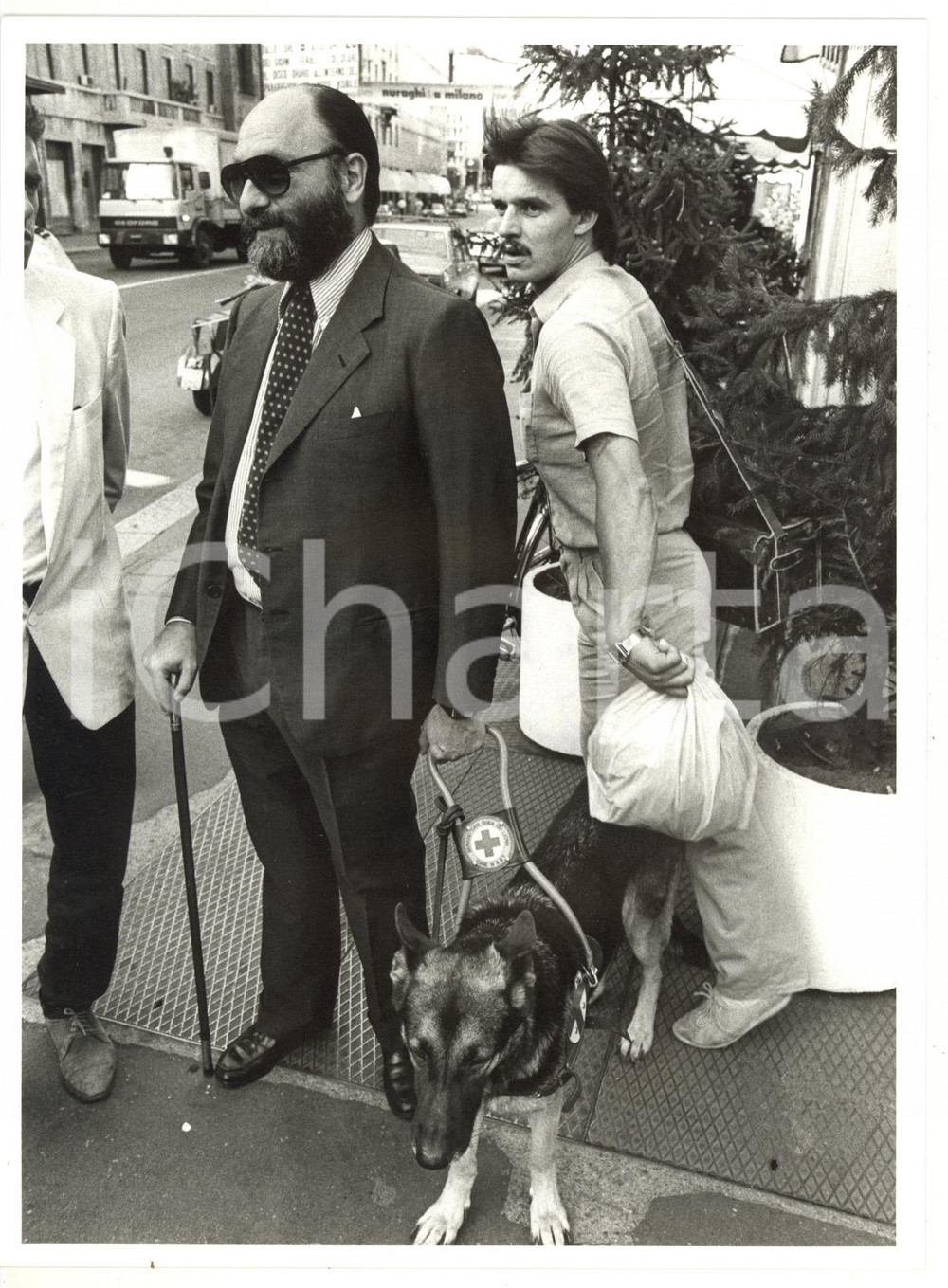 1985 ca MILANO Giacomo PROPERZJ a passeggio con il cane guida *Foto 18x24 cm
