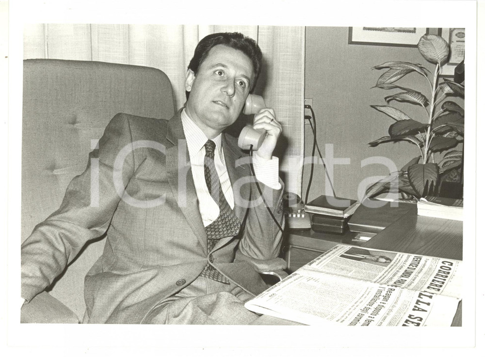 1985 ca MILANO Angelo PROVASOLI al telefono nel suo studio *Foto 24x18 cm