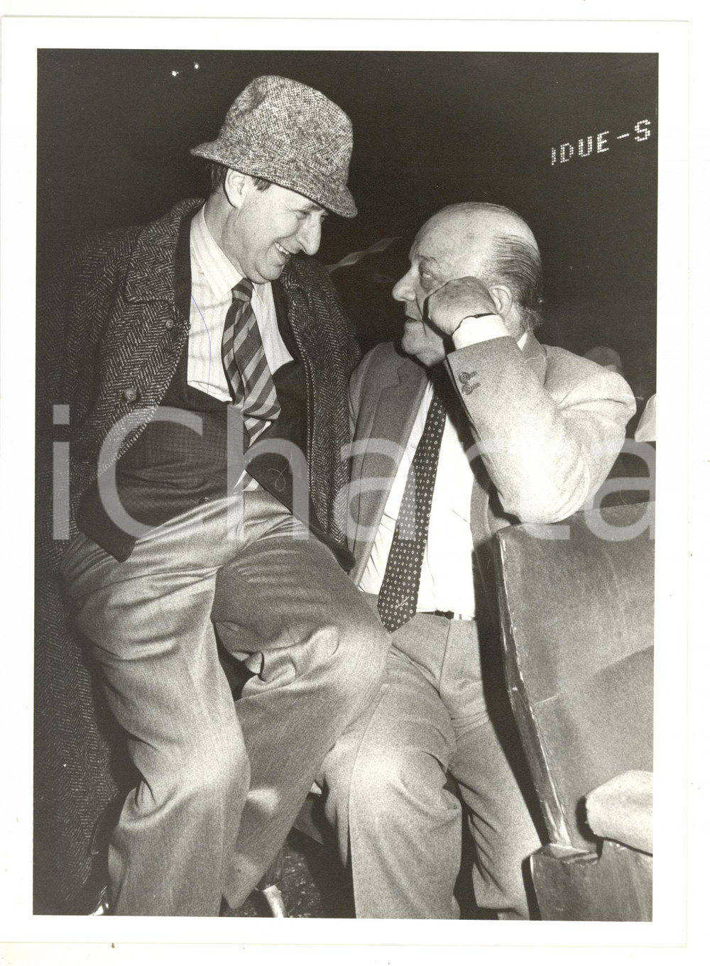 1985 ca COSTUME Gianni RAVERA scherza con Gigi VESIGNA in platea *Foto 18x24 cm