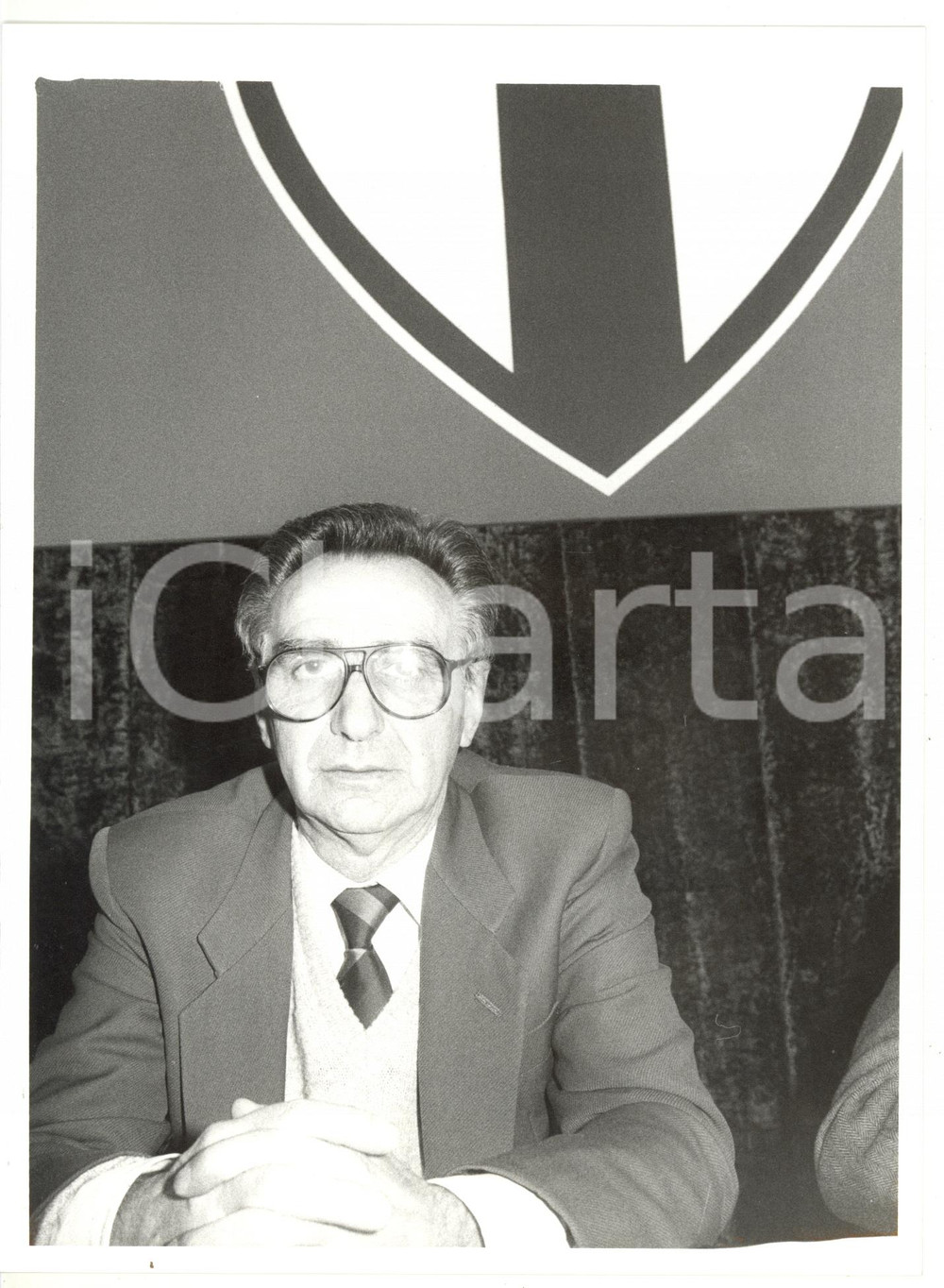 1985 ca POLITICA - DC Ezio RIVA al tavolo dei relatori *Foto 18x24 cm