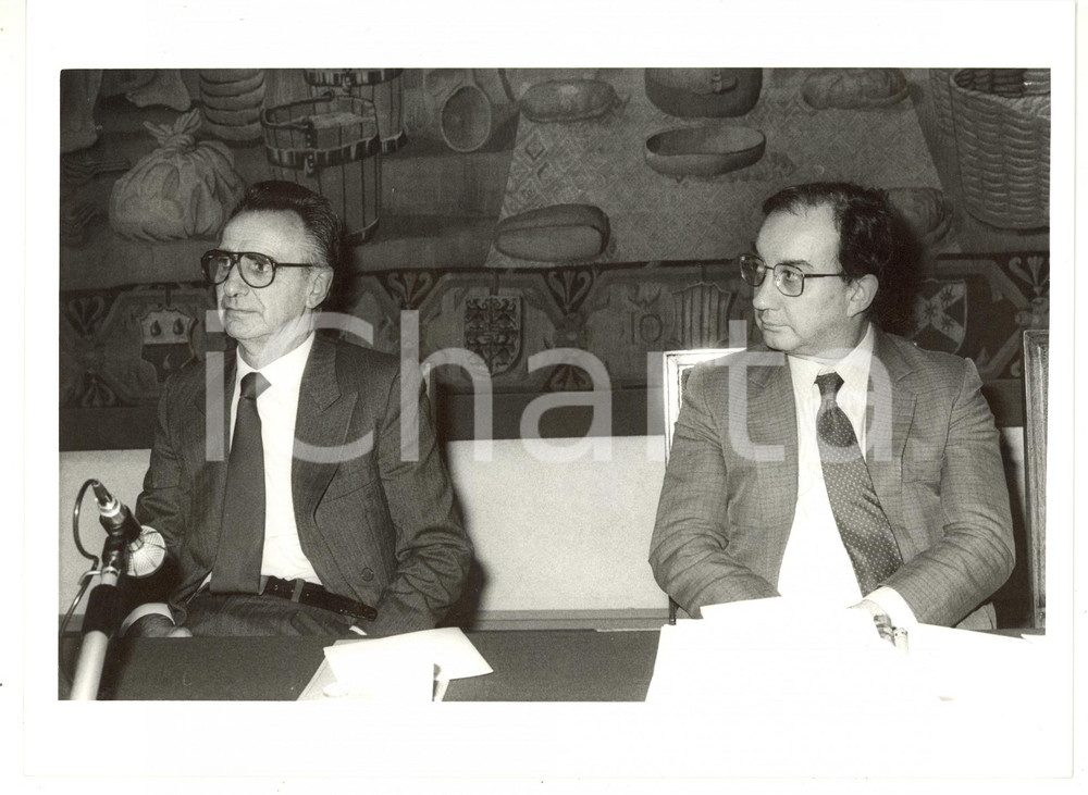 1985 ca MILANO Carlo TOGNOLI con Ezio RIVA al tavolo dei relatori *Foto 24x18