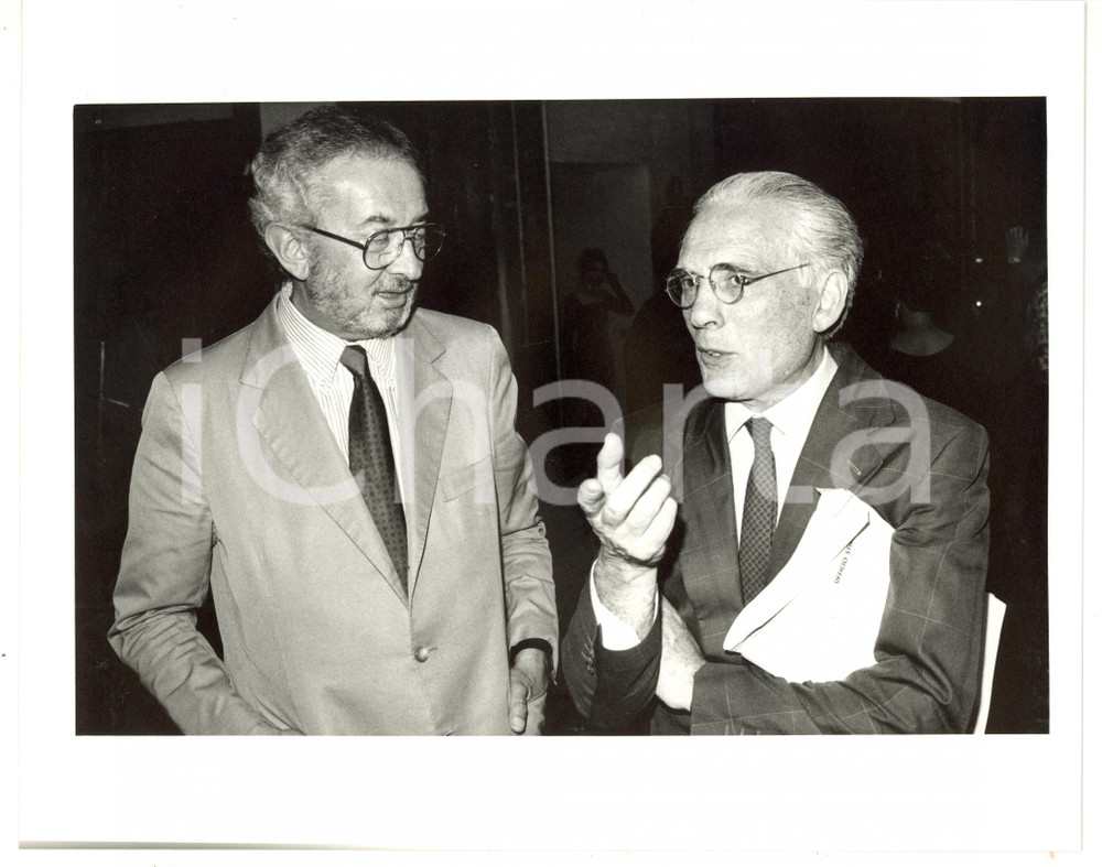 1985 ca RAI Angelo GUGLIELMI a colloquio con Mario RAIMONDO *Foto 25x20 cm