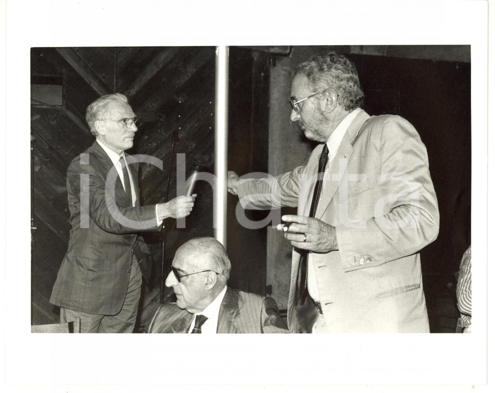1985 ca RAI Angelo GUGLIELMI con Mario RAIMONDO durante conferenza *Foto