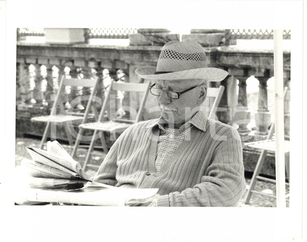 1987 CINEMA L'attore John GIELGUD legge il giornale *Foto VINTAGE 25x20 cm
