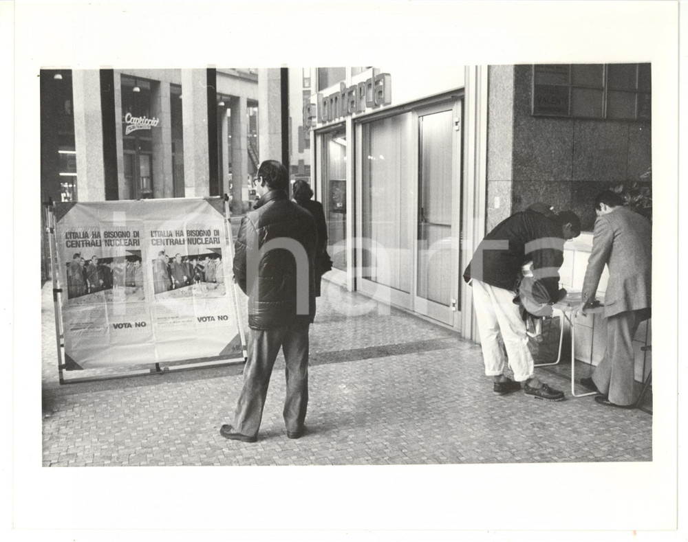 1987 MILANO Referendum centrali nucleari - Raccolta firme per il "NO" *Foto 1 Fotografia di agenzia.  GOOD/buono  Formato: 25x20 cm originale e autentica 1