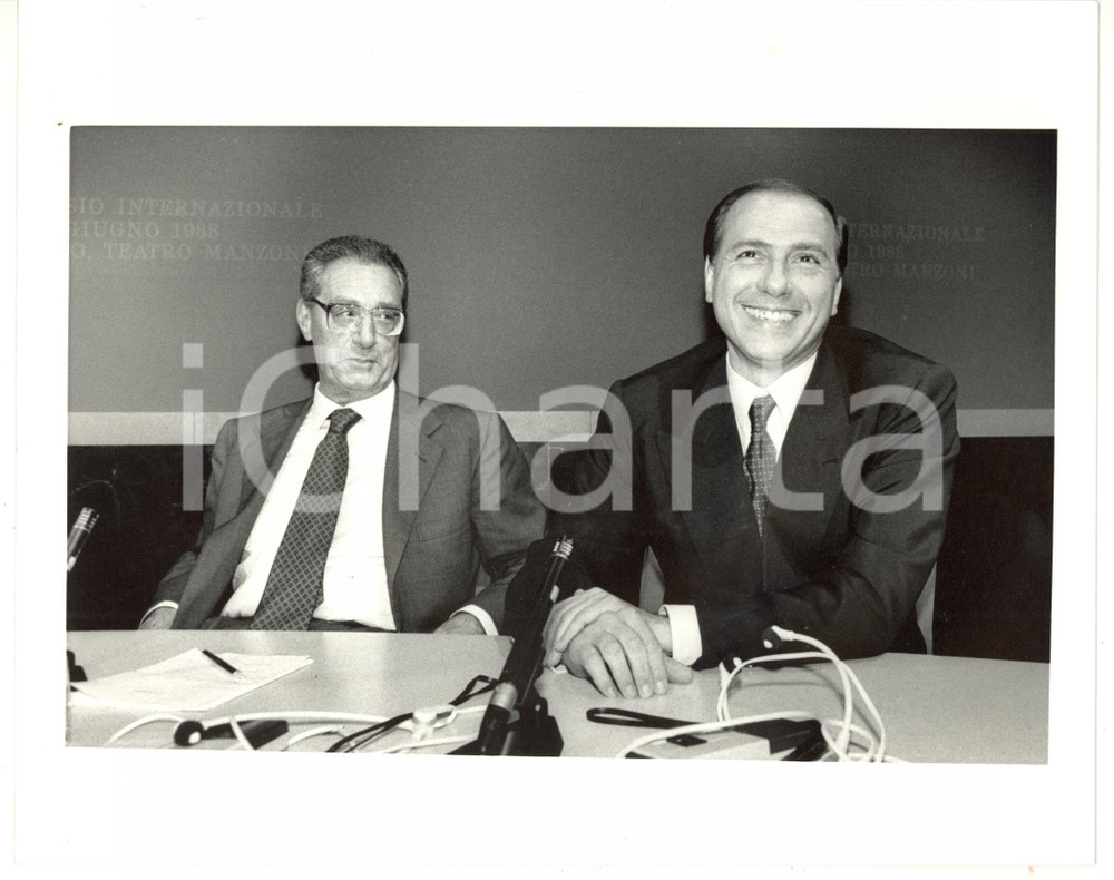 1988 MILANO Teatro Manzoni - Silvio BERLUSCONI con Cesare ROMITI *Foto 25x20 cm