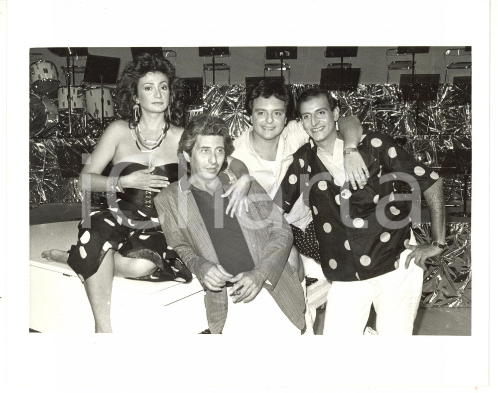 1987 RAI DUE "Bella d'estate" Raul MORALES con il trio comico "La Trappola" Fotografia di agenzia. DESCRIZIONE: la fotografia mostra Raul Morales, Giampaolo Fabrizio, Silvia Nebbia e Carlo ConversiCONDIZIONI: GFORMATO: 25x20 cm     originale e autentica 1