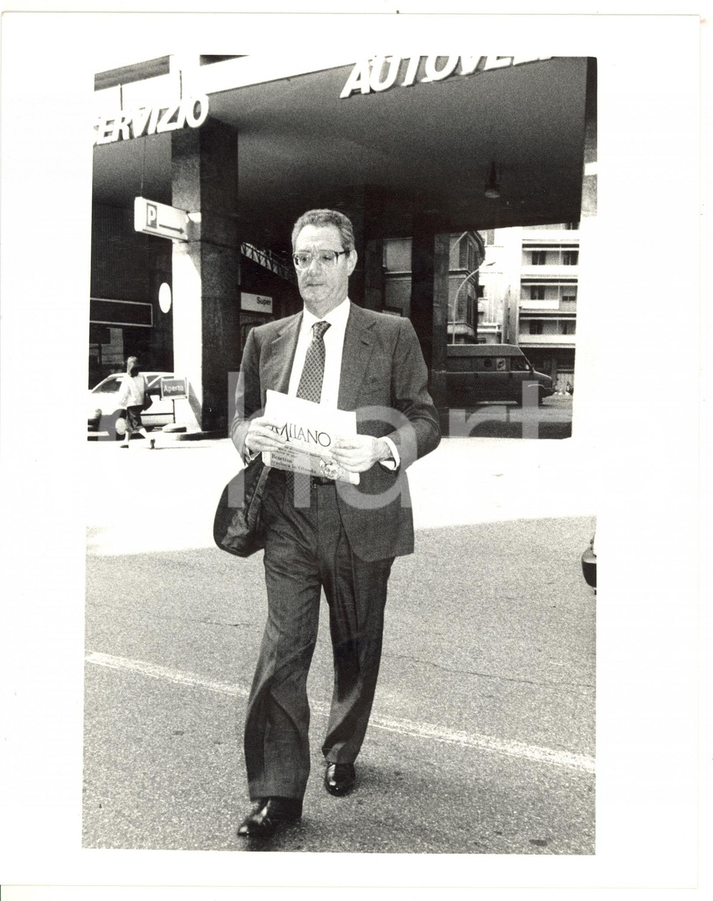 1988 MILANO Cesare ROMITI attraversa via Pantano - Fotografia VINTAGE 20x25 cm