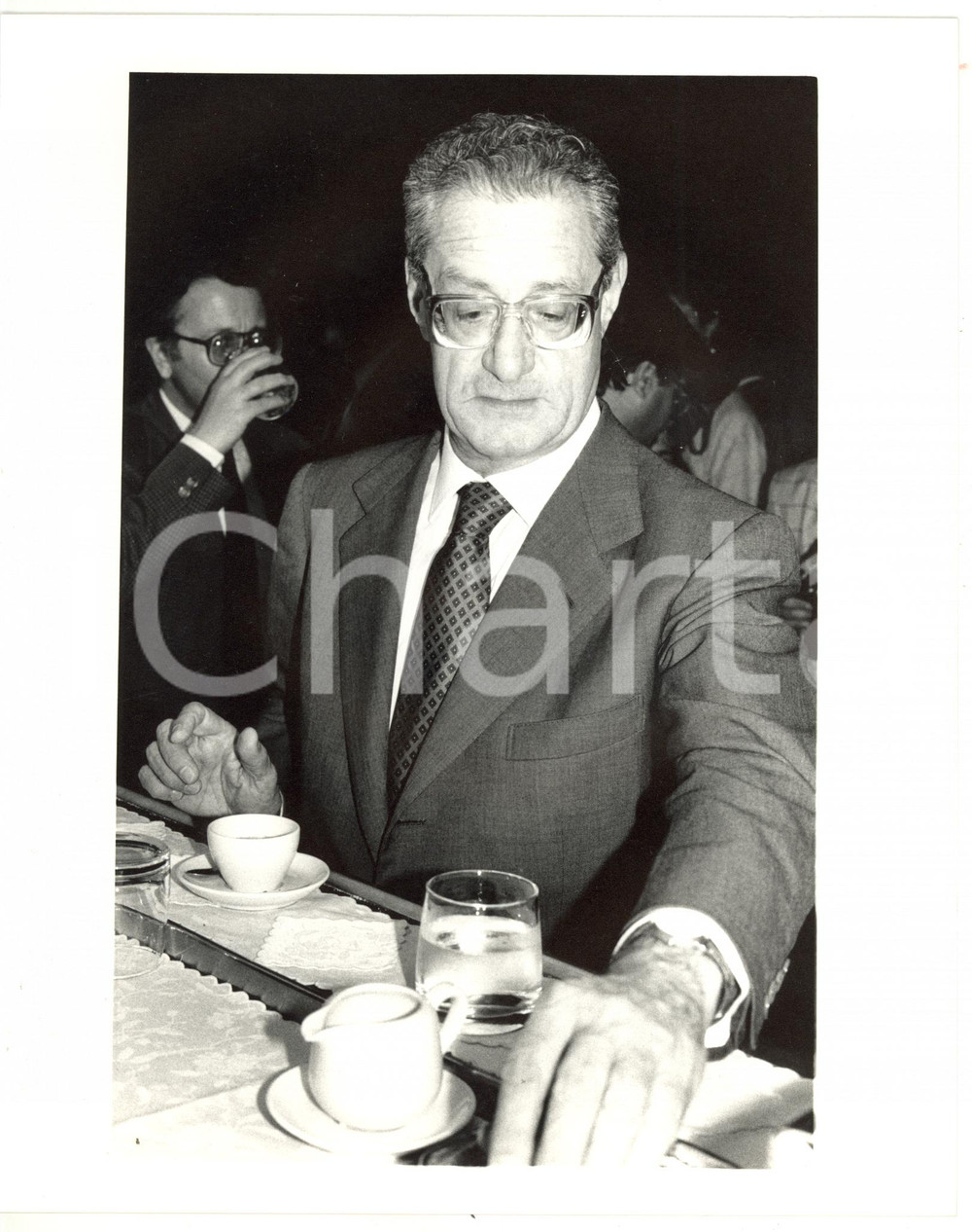 1988 MILANO Cesare ROMITI beve un caffè - Fotografia VINTAGE 20x25 cm