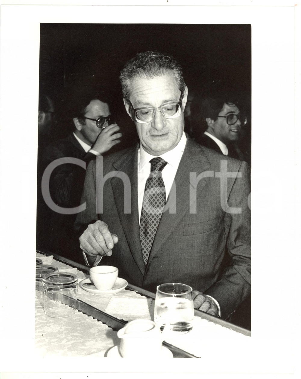 1988 MILANO Cesare ROMITI beve un caffè al banco - Foto VINTAGE 20x25 cm