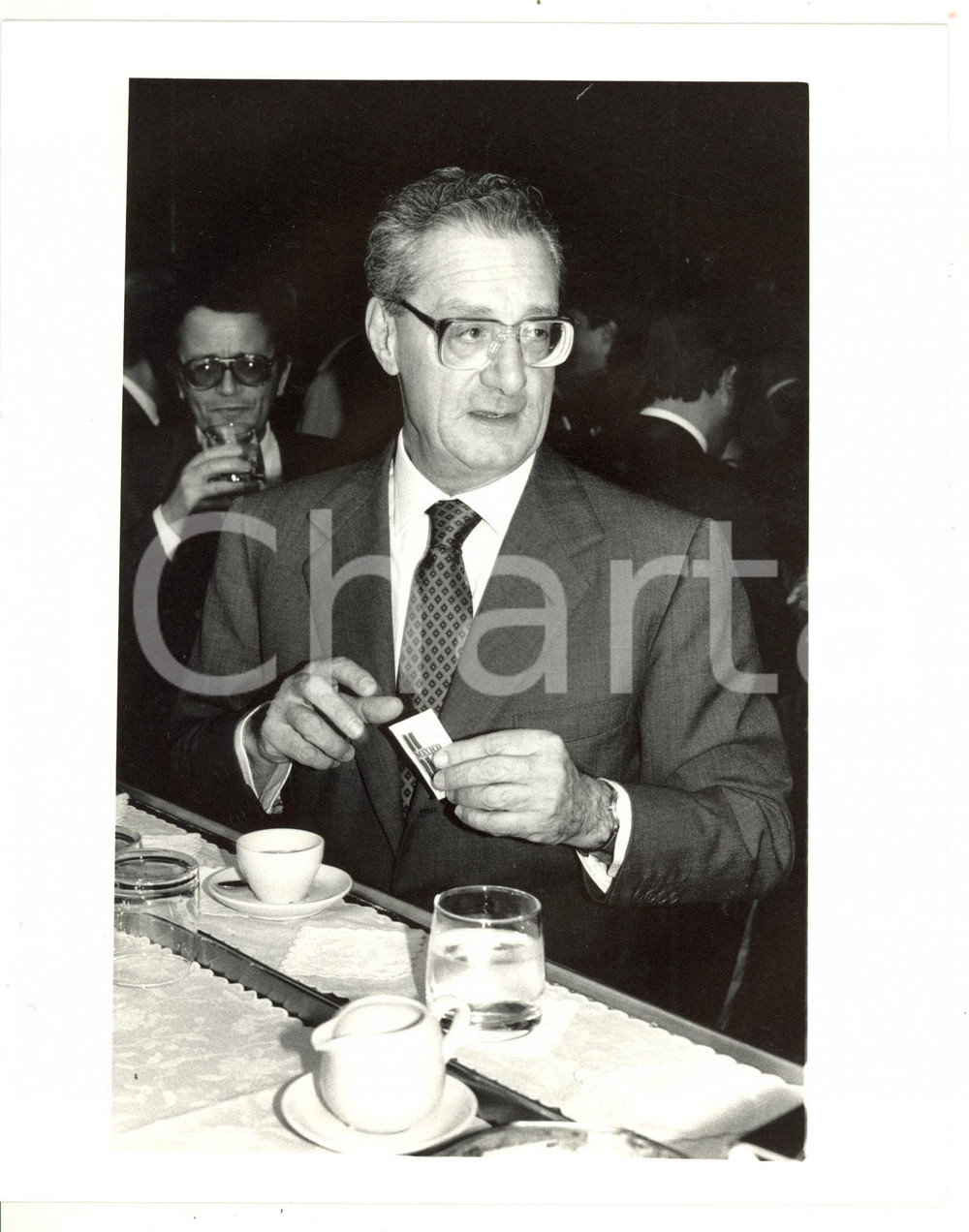 1988 MILANO Cesare ROMITI beve un caffè al banco *Foto VINTAGE 20x25 cm