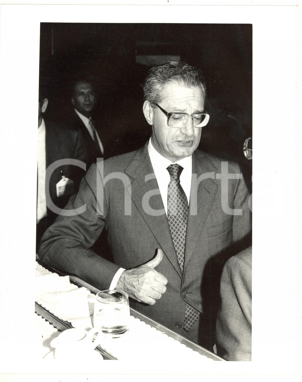 1988 MILANO Ritratto di Cesare ROMITI al bar *Foto VINTAGE 20x25 cm