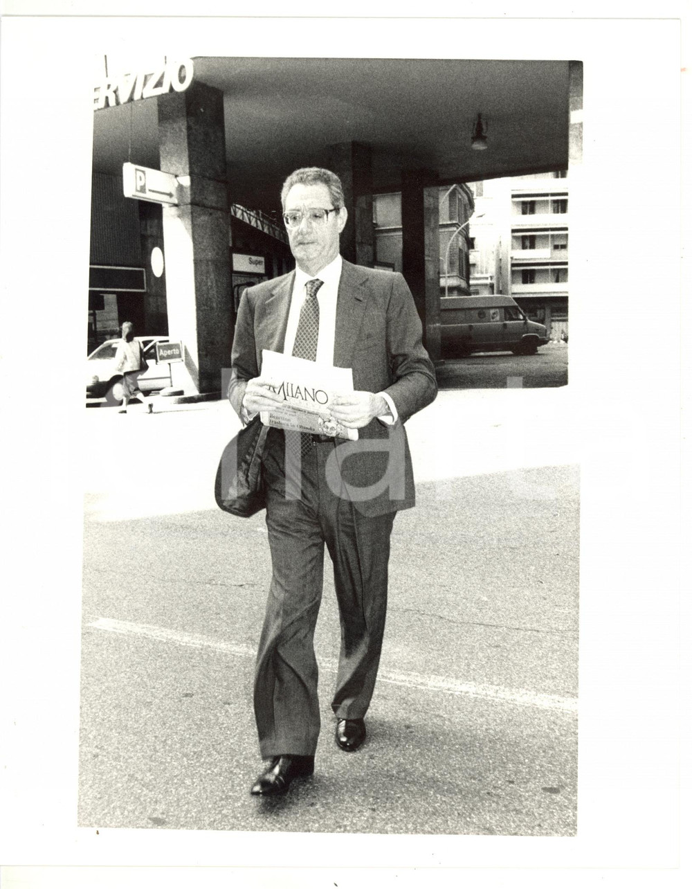 1988 MILANO - CONFINDUSTRIA Cesare ROMITI attraversa la strada *Foto 20x25 cm