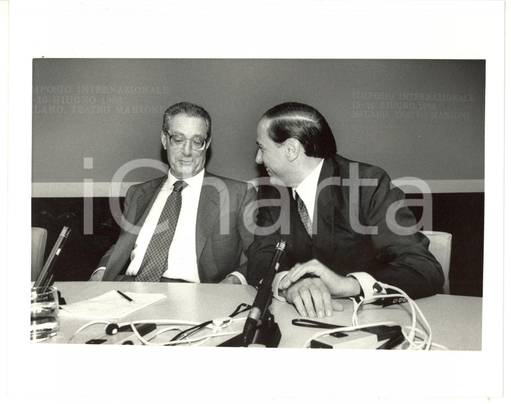 1988 MILANO CENTROMARCA Cesare ROMITI e Silvio BERLUSCONI durante conferenza (4)