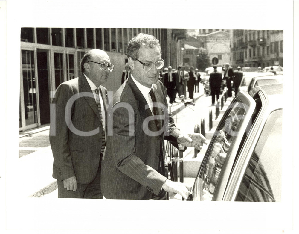 1988 MILANO Cesare ROMITI sale in auto con Walter MANDELLI *Foto 25x20 cm