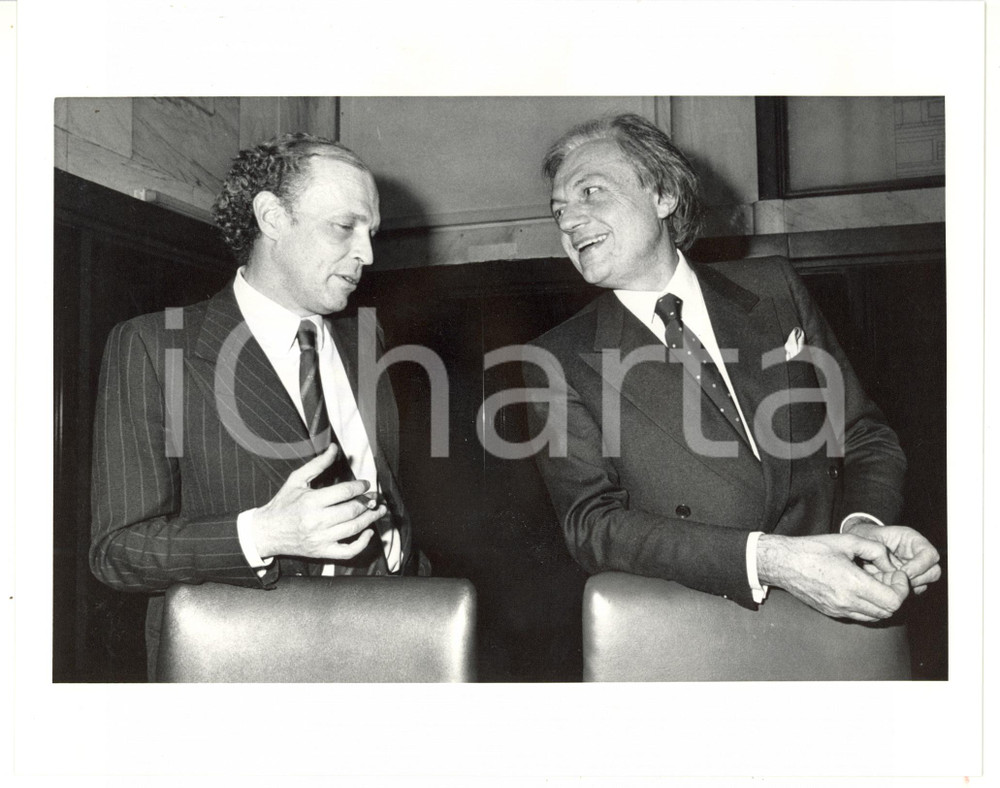 1985 ca MILANO Walter ARMANINI scherza con Carlo RADICE FOSSATI *Foto 25x20 cm