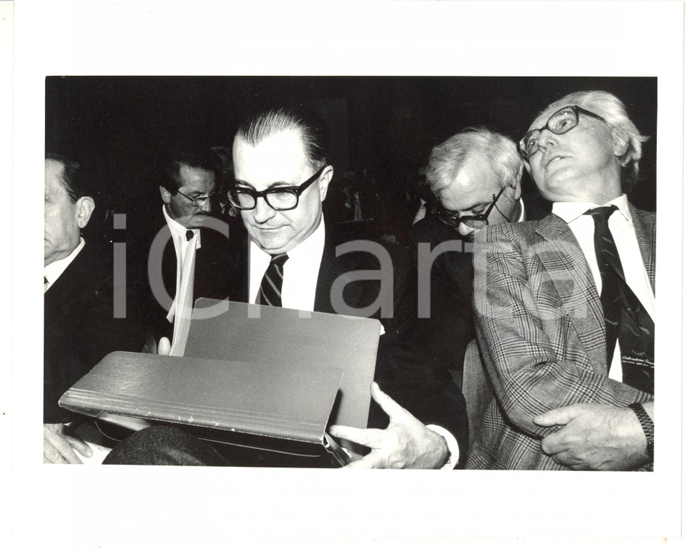 1985 ca MILANO Pietro ARMANI con Vittorio OLCESE durante conferenza *Foto 25x20