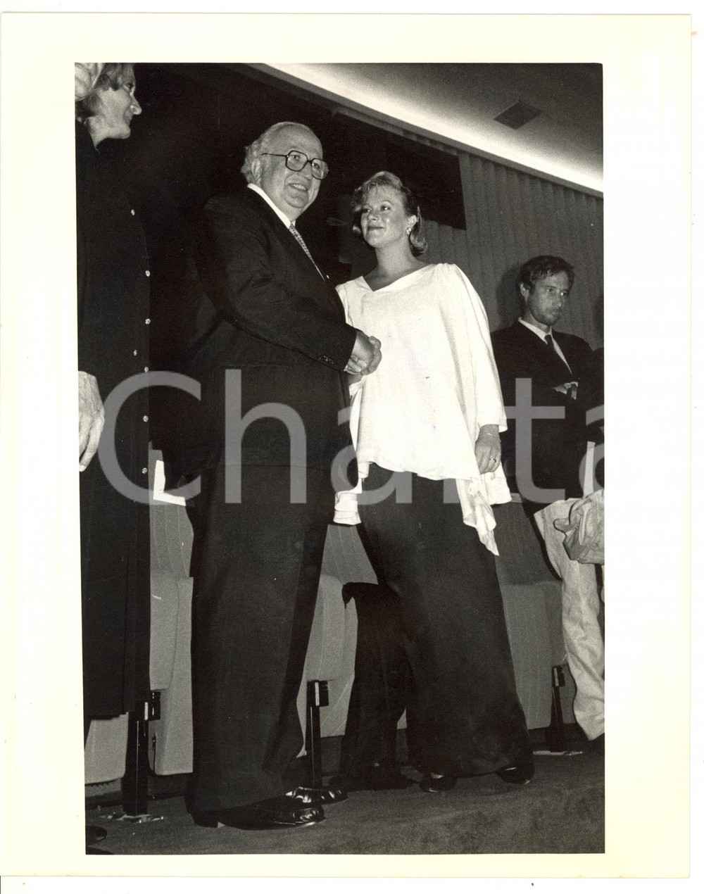 1985 ca VENEZIA Stretta di mano tra Kathleen TURNER e Giovanni SPADOLINI *Foto