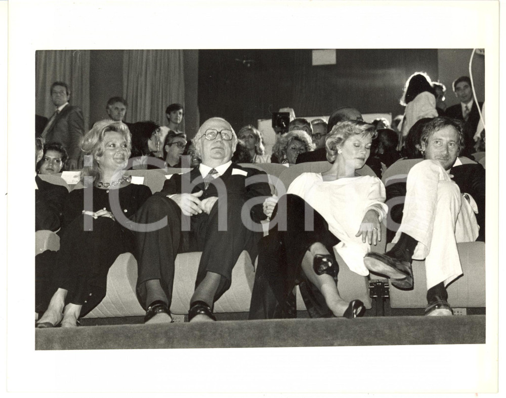 1985 ca VENEZIA Kathleen TURNER e Giovanni SPADOLINI in platea *Foto 25x20 cm