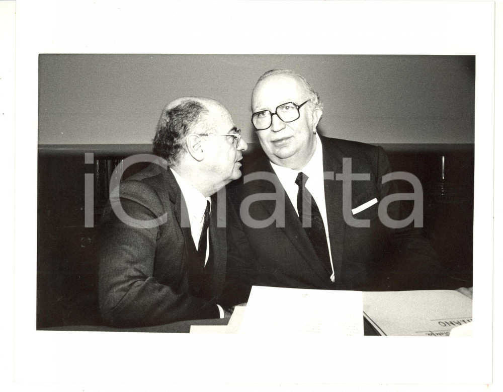 1985 ca MILANO Giovanni SPADOLINI discute con Oscar MAMMÌ *Foto 25x20 cm