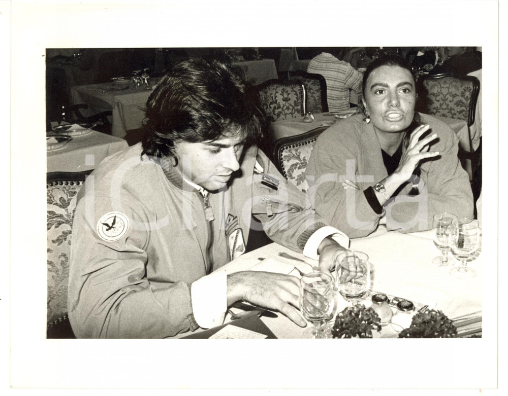 1985 ca COSTUME Loredana BERTÈ con il marito Roberto BERGER a pranzo *Foto 25x20