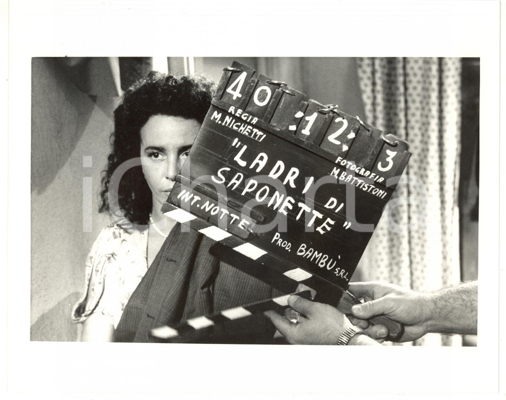 1988 CINEMA "Ladri di saponette" - Caterina SYLOS LABINI al ciak *Foto 25x20 cm