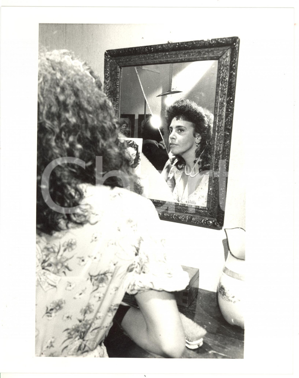 1988 CINEMA "Ladri di saponette" - Caterina SYLOS LABINI allo specchio