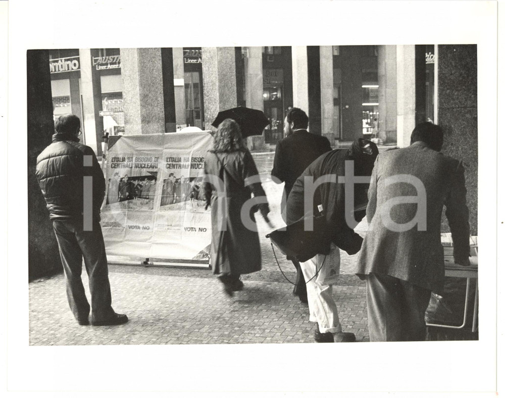 1987 MILANO Referendum centrali nucleari - Raccolta firme per il "NO" Foto Fotografia di agenzia. CONDIZIONI: GFORMATO: 25x20 cm  originale e autentica 1