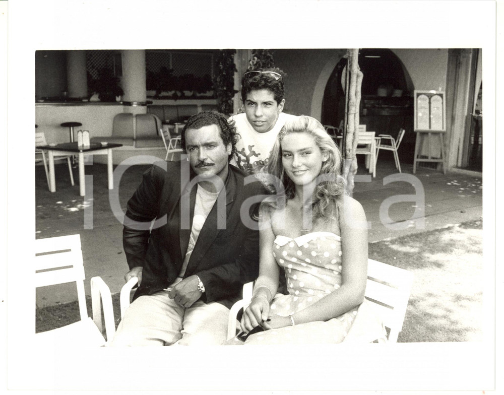 1987 VENEZIA - CINEMA Diego ABATANTUONO - Santo POLIMENO - Giada FAGGIOLI *Foto Fotografia d'agenzia, scattata in occasione della presentazione del film "Un ragazzo di Calabria". CONDIZIONI: GFORMATO: 25x20 cm     originale e autentica 1