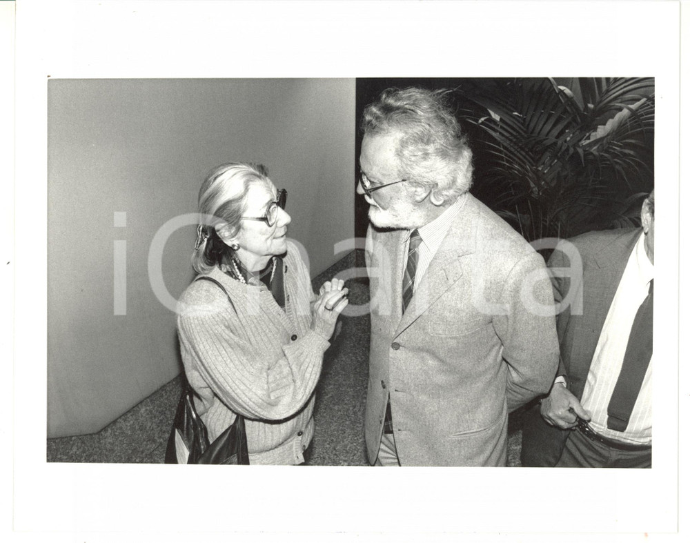 1987 MILANO Mimma MONDADORI discute con Eugenio SCALFARI *Foto 25x20 cm