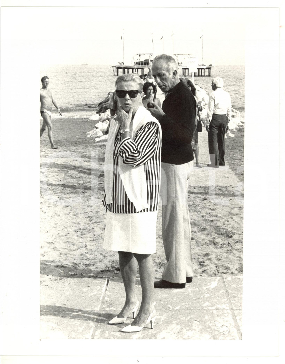 1985 ca CINEMA Delia SCALA a passeggio sul lungomare - Foto VINTAGE 20x25 cm