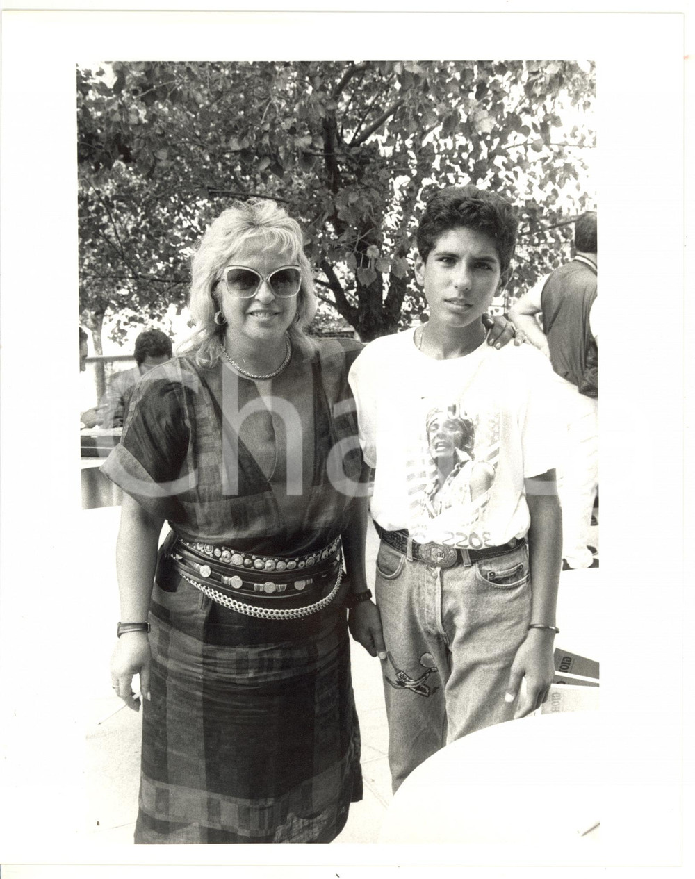 1987 VENEZIA - CINEMA Santo POLIMENO con la madre Gisella - Foto (1) Fotografia d'agenzia, scattata in occasione della prima del film"Un ragazzo di Calabria". CONDIZIONI: GFORMATO: 20x25 cm     originale e autentica 1