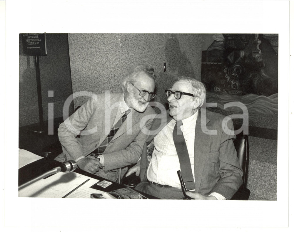 1987 MILANO Eugenio SCALFARI con Ugo STILLE al tavolo degli oratori *Foto 25x20