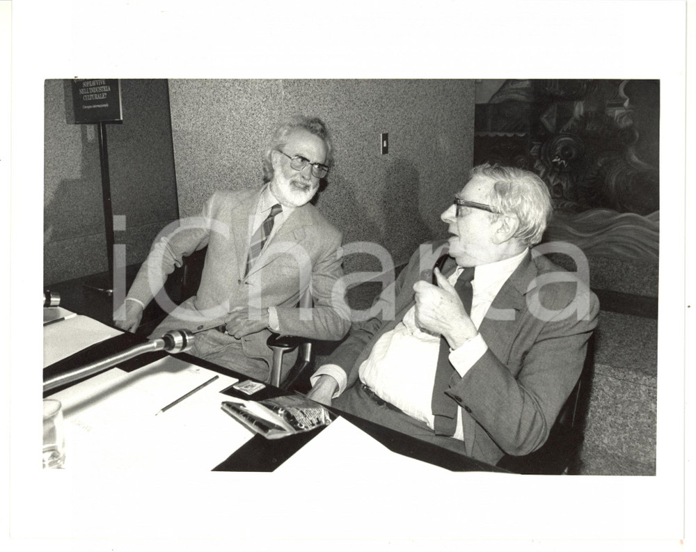 1987 MILANO Eugenio SCALFARI con Ugo STILLE al tavolo degli oratori - Foto 25x20