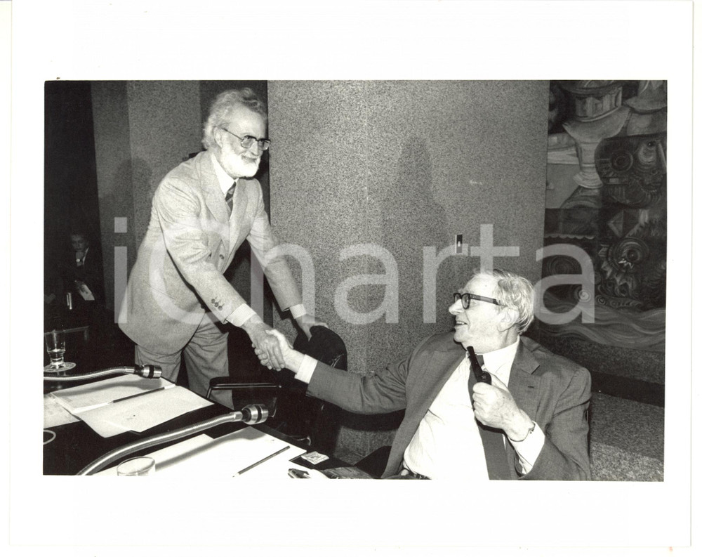 1987 MILANO Stretta di mano tra Eugenio SCALFARI e Ugo STILLE *Foto 25x20 cm