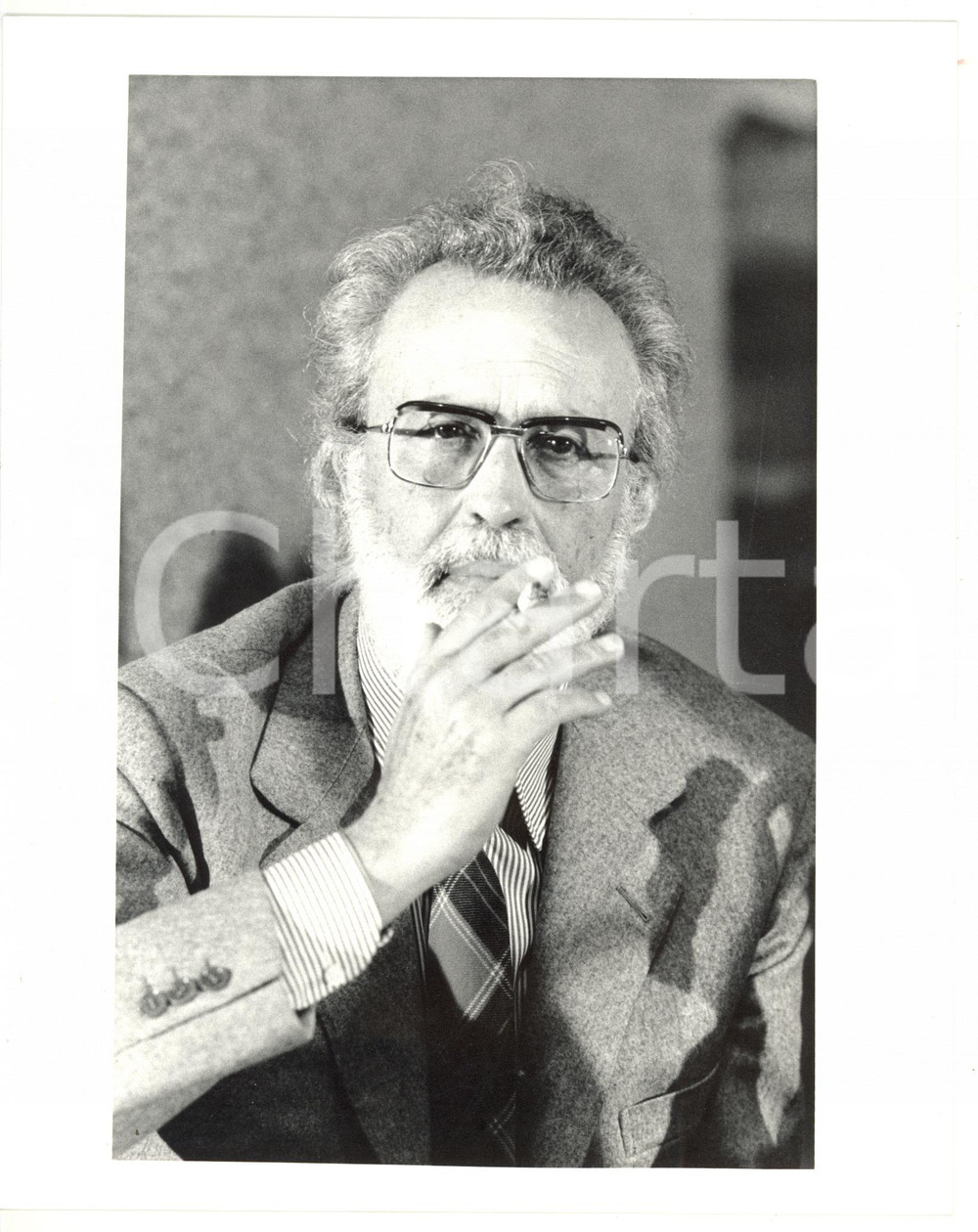 1987 MILANO Eugenio SCALFARI fuma una sigaretta *Foto 20x25 cm