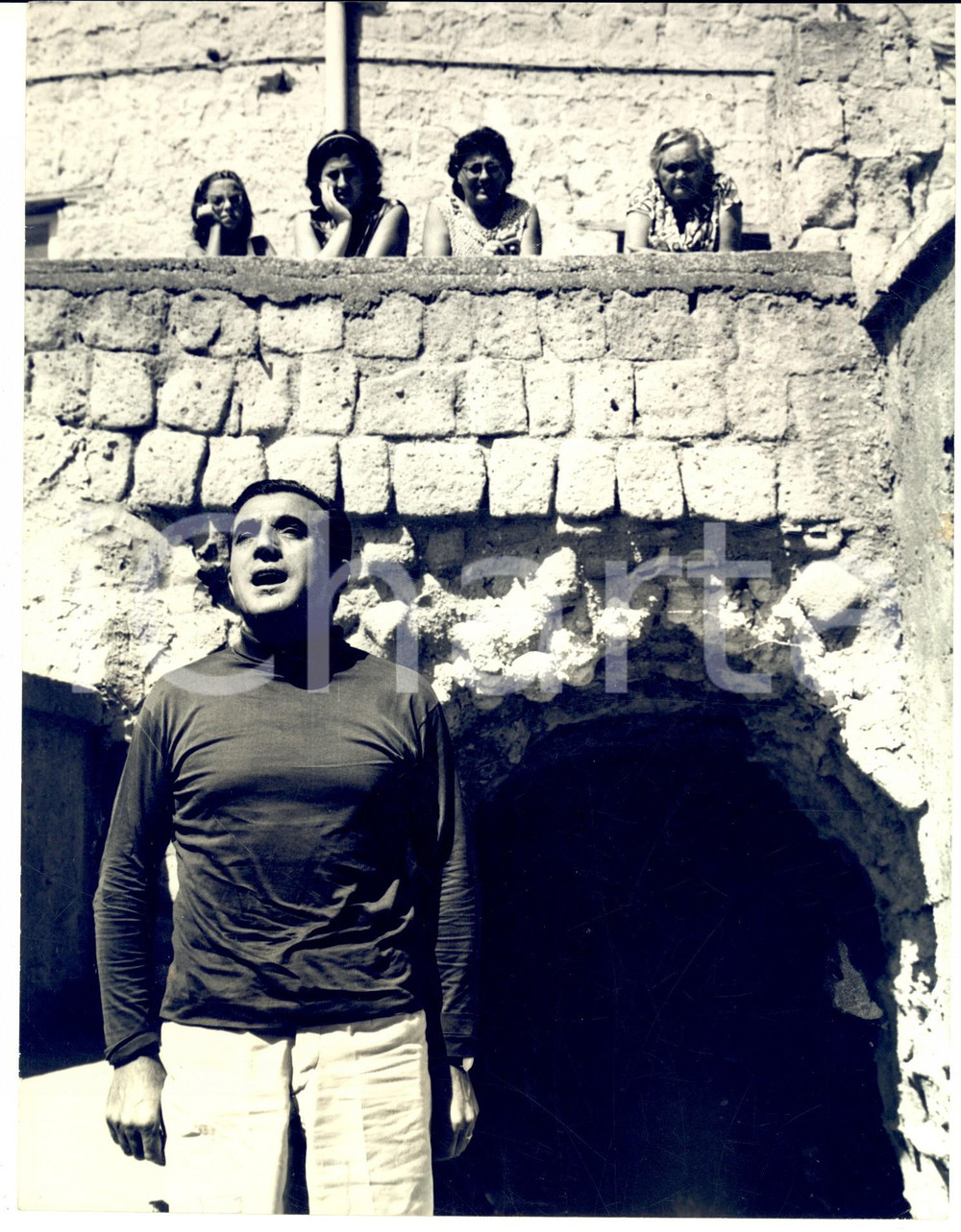 1980 ca COSTUME ITALIA Cantante Sergio BRUNI tra le donne *Foto 18x24 cm