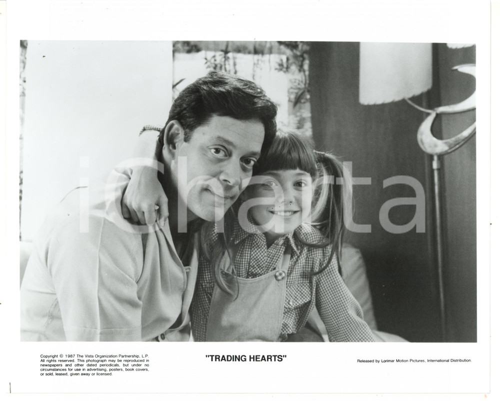 1987 CINEMA - TRADING HEARTS Raúl JULIA sul set con Jenny LEWIS *Foto 25x20 cm