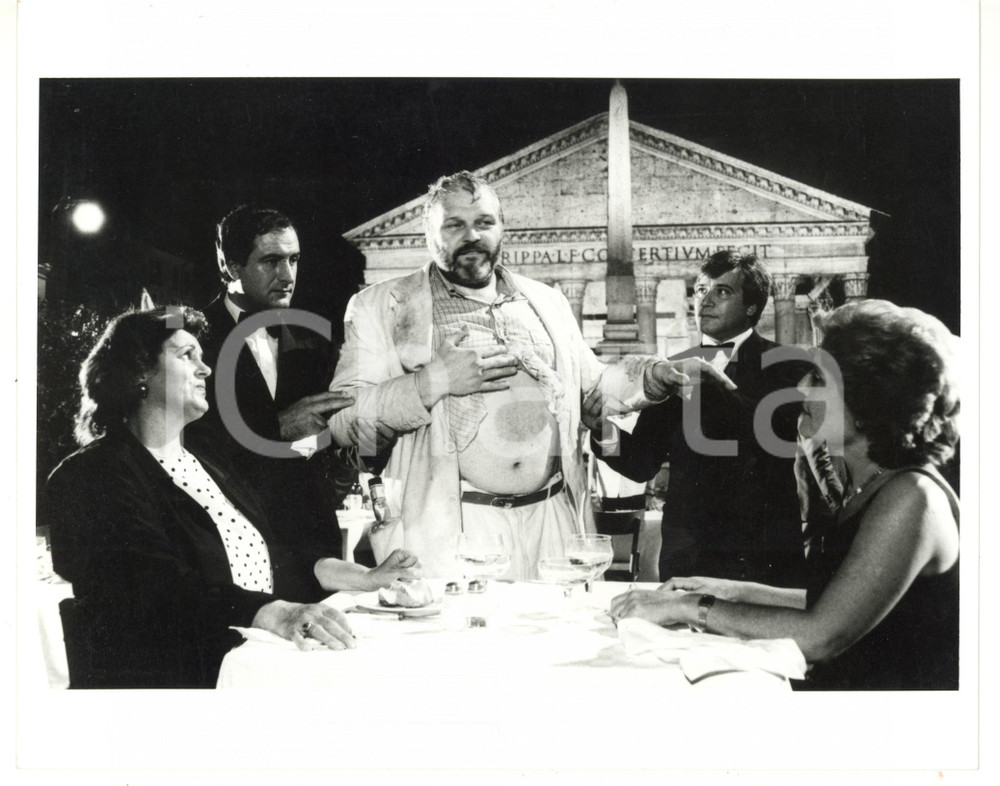 1987 CINEMA - THE BELLY OF AN ARCHITECT Brian DENNEHY al Pantheon - Foto (1) Fotografia di agenzia. CONDIZIONI: G (ma minima ondulazione)FORMATO: 25x20 cm     originale e autentica 1