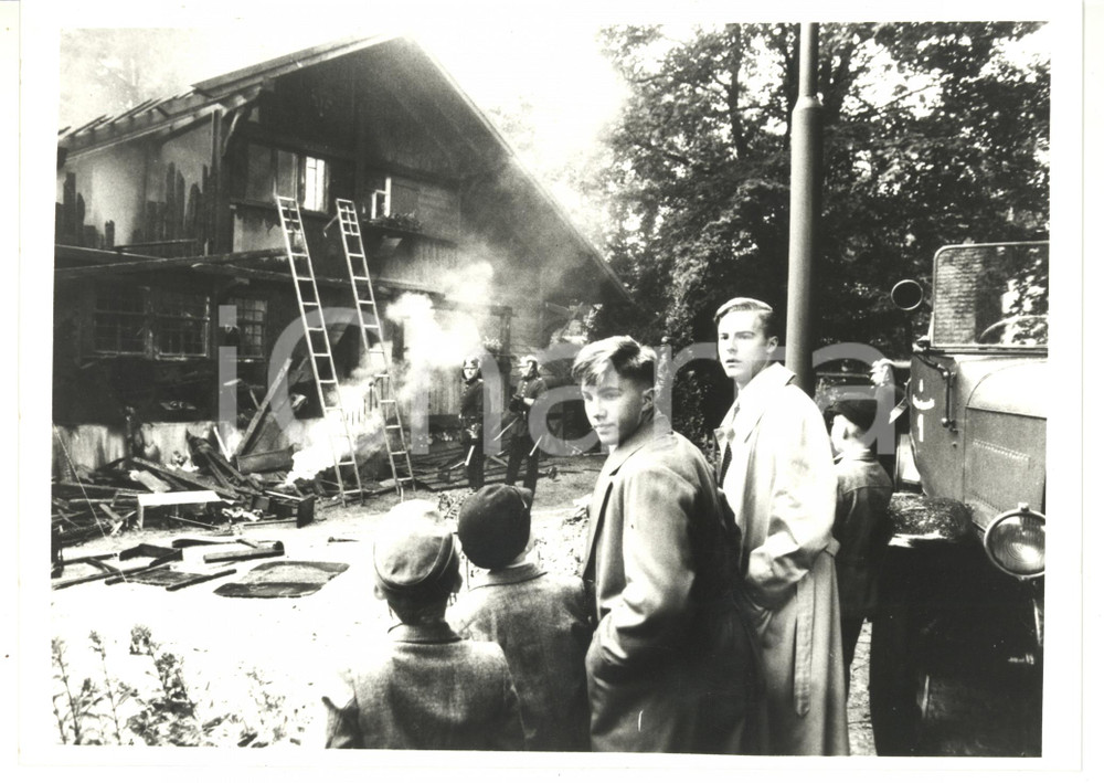 1989 CINEMA - REUNION Samuel WEST e Christien ANHOLT assistono a un incendio 