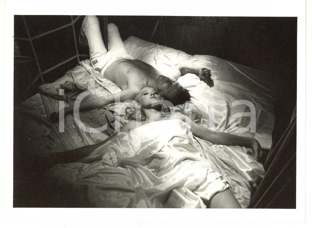 1984 RAI - NOTTI E NEBBIE Umberto ORSINI con Eleonora GIORGI in camera da letto