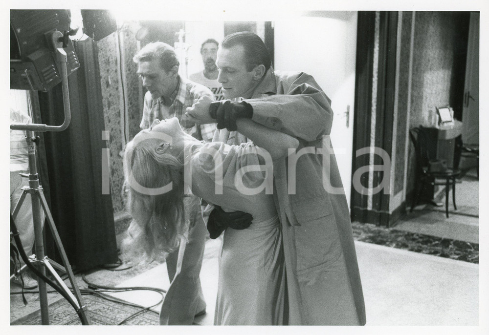 1984 RAI - NOTTI E NEBBIE Eleonora GIORGI e Umberto ORSINI sul set - Foto 24x18