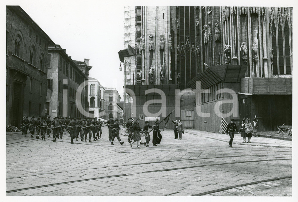 1984 RAI NOTTI E NEBBIE - MILANO Scena con corteo RSI nell'area del Duomo *Foto 